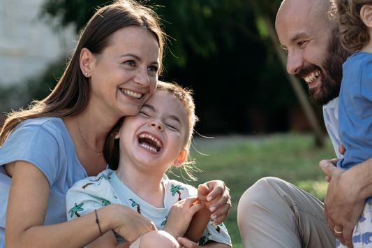 Card famiglie: La famiglia di Edoardo un utente della Lega del Filo d'Oro felici su un prato