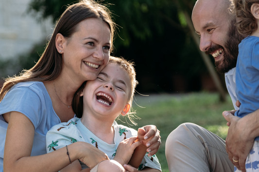 Card famiglie: La famiglia di Edoardo un utente della Lega del Filo d'Oro felici su un prato