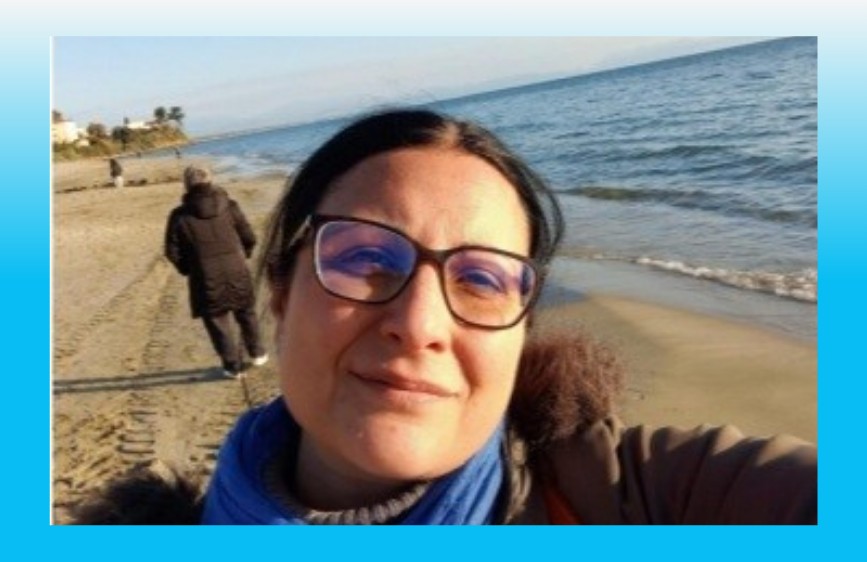 Foto in primo piano di una sostenitrice con alle spalle il mare 