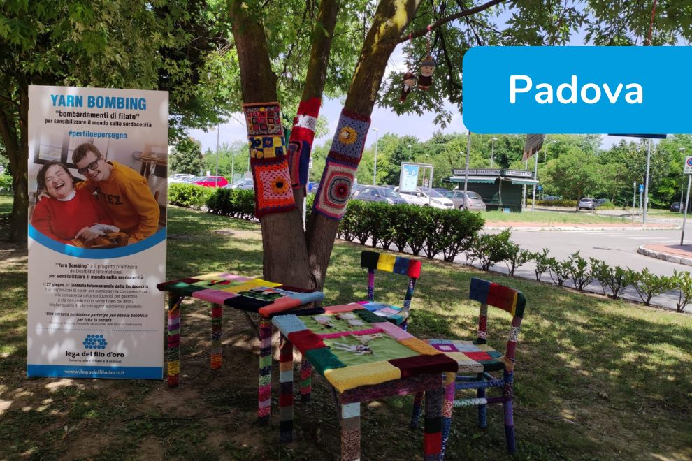 Yarn Bombing - Padova - parco con alberi, sedie e tavolini decorati