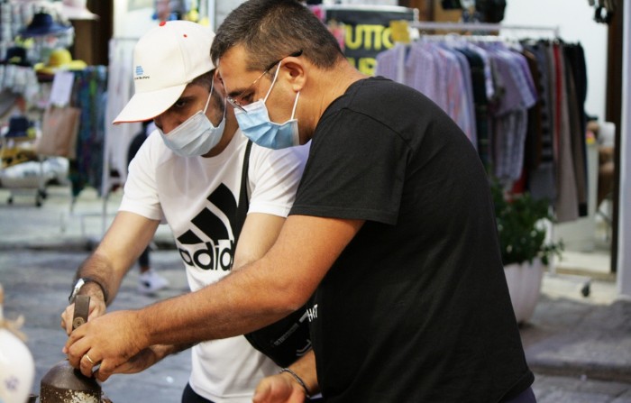 Utenti della Lega del Filo d'Oro partecipano ad una attività organizzata nella città di Civitanova Marche