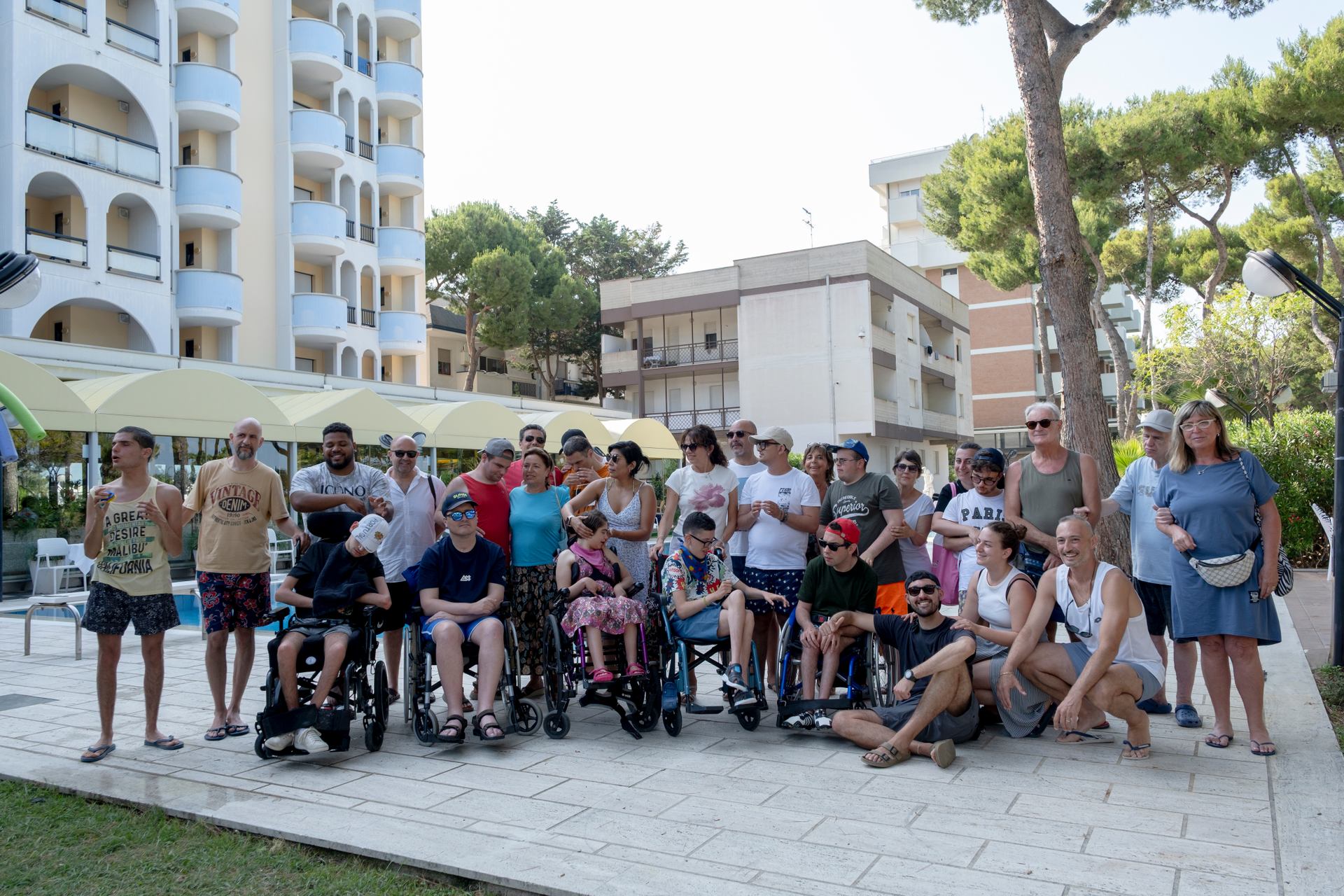 Volontari, educatori e utenti condividono un momento di gruppo durante il soggiorno estivo di giugno 2025 a Giulianova, tra sorrisi, inclusione e nuove esperienze.