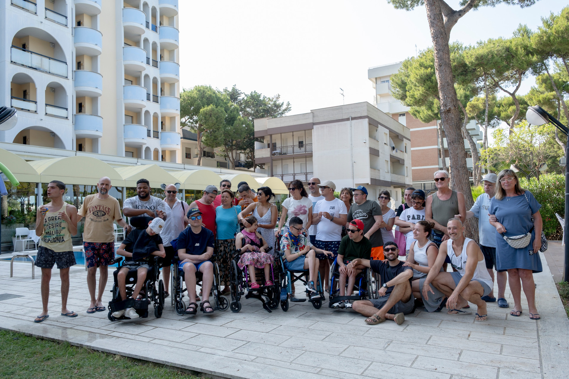 Volontari, educatori e utenti condividono un momento di gruppo durante il soggiorno estivo di giugno 2025 a Giulianova, tra sorrisi, inclusione e nuove esperienze.