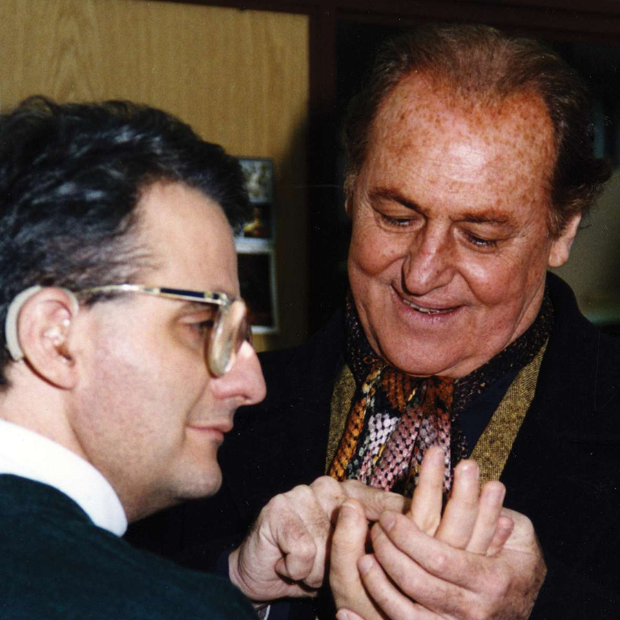 Renzo Arbore incontra un utente sordocieco e lo saluta con il Metodo Malossi.
