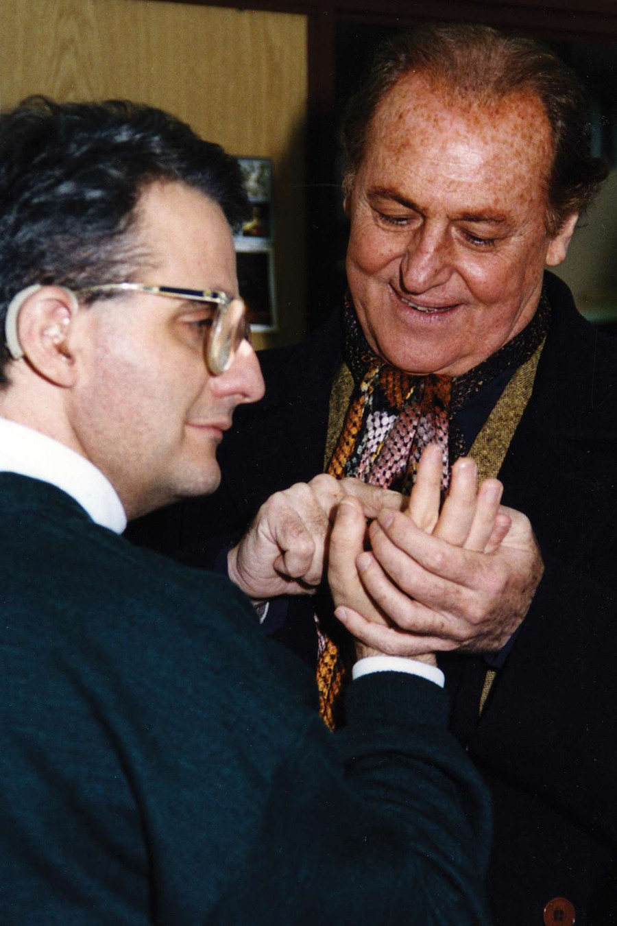 Renzo Arbore incontra un utente sordocieco e lo saluta con il Metodo Malossi.