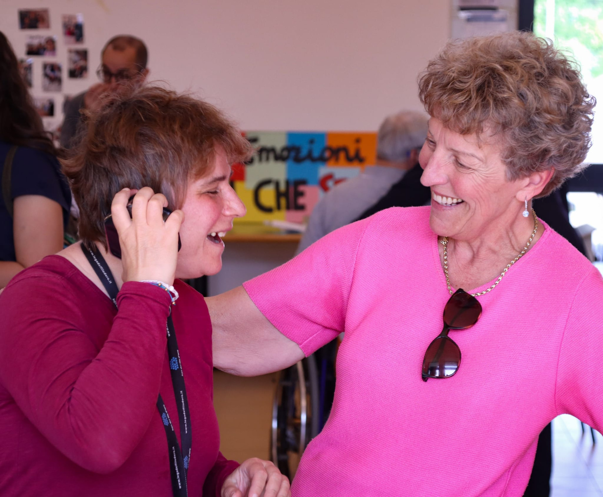 Utente e volontaria della sede di Lesmo della Lega del Filo d’Oro sorridono felici.