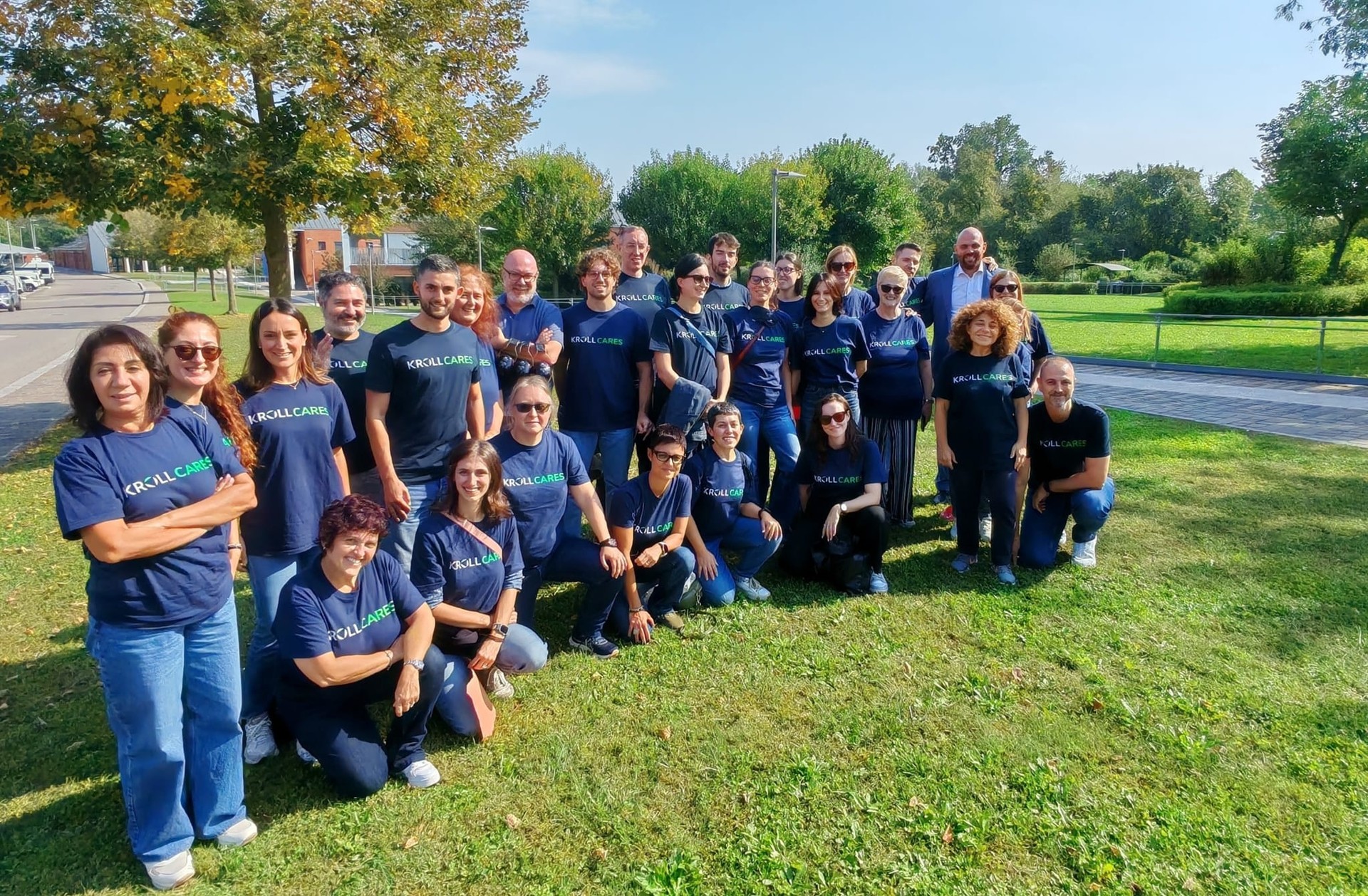 Un gruppo di dipendenti Kroll posano con la tshirt aziendale dopo aver svolto il Volontariato d'Impresa alla Lega del Filo d'Oro