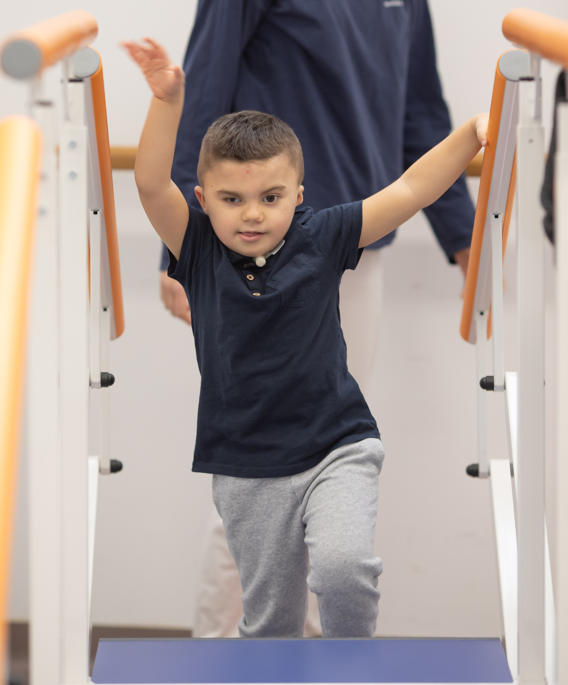 Leonardo, un bambino affetto della sindrome di Charge, sta svolgendo attivitò di fisioterapia con Francesca, fisioterapista del Centro di Osimo della Lega del Filo d'Oro. Leonardo sta salendo delle scale