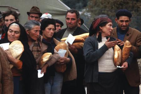 1980+-+Persone+in+fila+per+il+pane