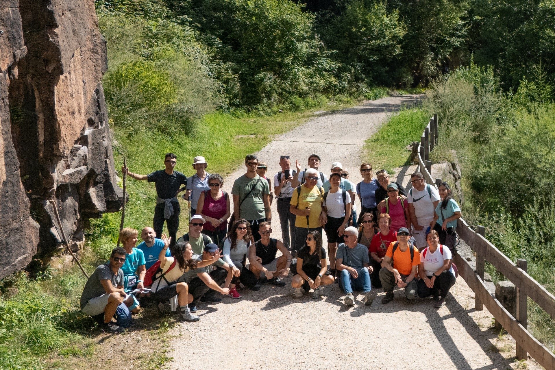 Foto di gruppo delle persone sordocieche partecipanti ai soggiorni estivi in montagna