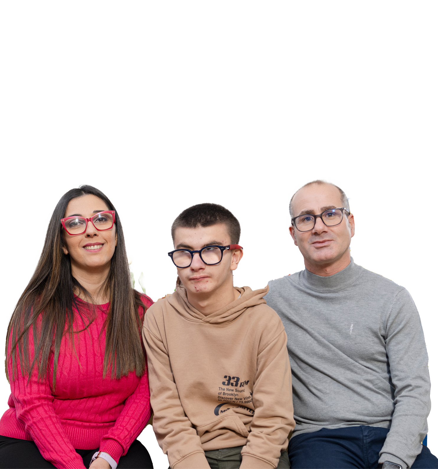 Biagio Luigi, a Gennaio 2025, è stato al Centro Nazionale di Osimo per seguire un Trattamento Intensivo di 3 settimane, accompagnato dalla sua famiglia. Qui sono seduti insieme, Luigi in mezzo tra mamma Vanessa e papà Francesco, in posa per lo scatto.