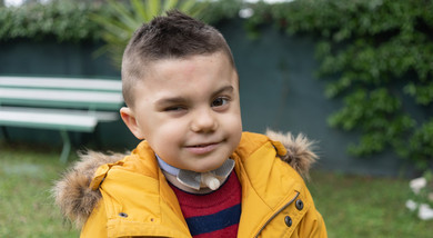 Primo piano di Leonardo, bambino con sindrome di Charge, protagonista dello spot per la campagna della donazioni regolari 