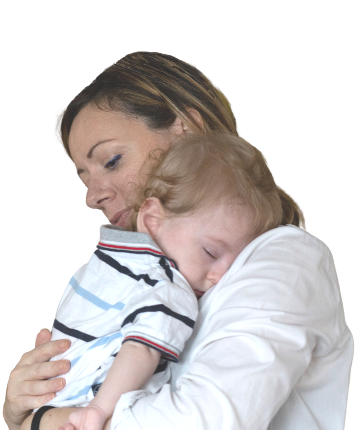 Il piccolo Gabriele, bambino utente del Centro di Osimo, dorme in braccio alla mamma