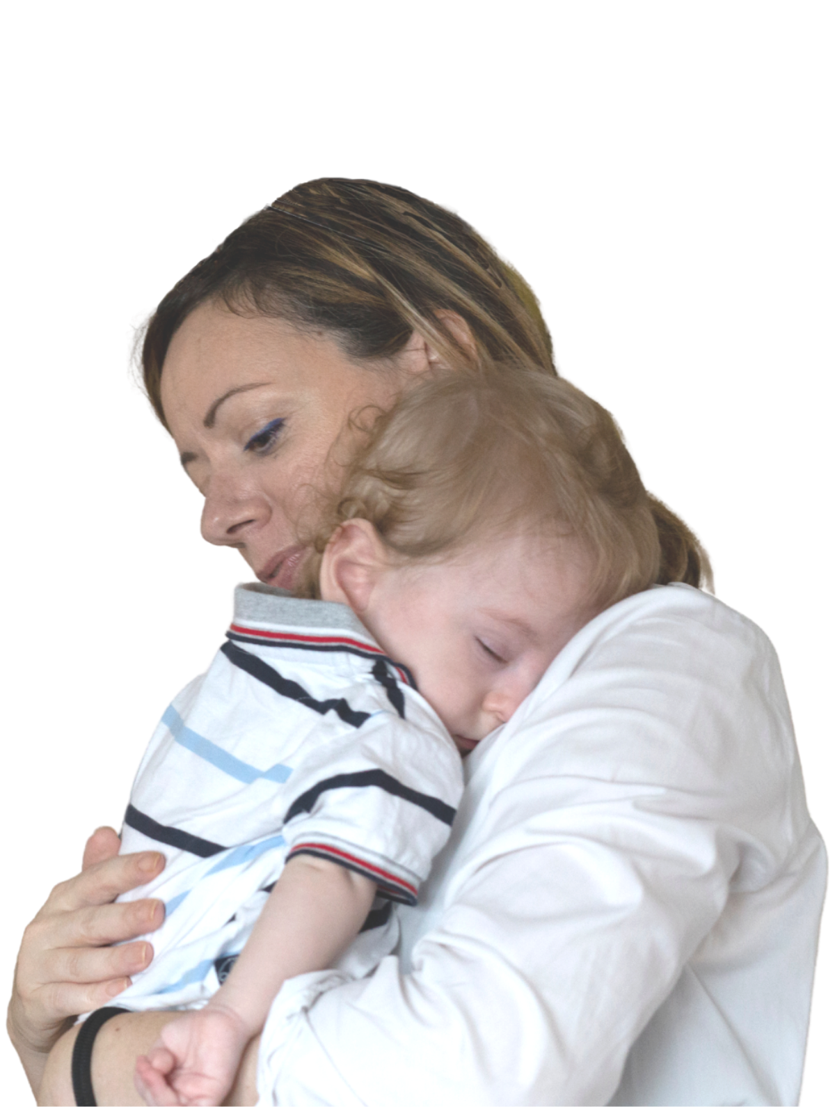 Il piccolo Gabriele, bambino utente del Centro di Osimo, dorme in braccio alla mamma