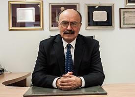Il Presidente Rossano Bartoli posa nel suo ufficio