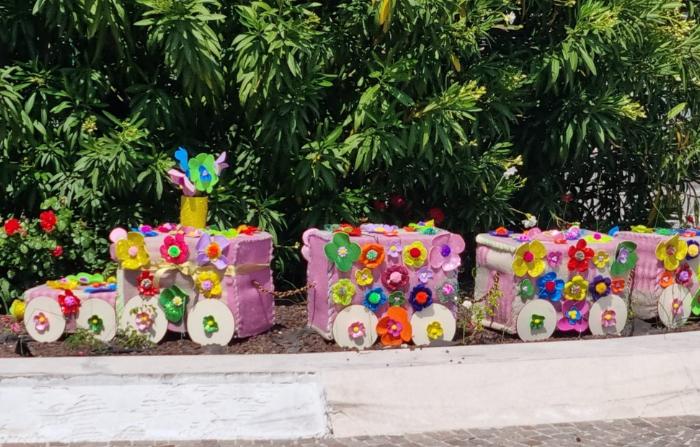un trenino realizzato con decorazioni yarn bombing a padova