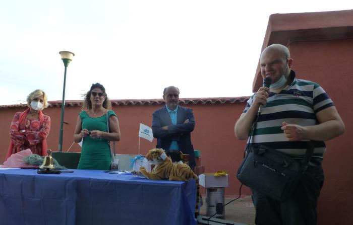 Francesco Mercurio interviene palrando al microfono alla festa per Matilde