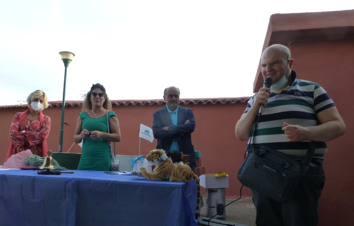 Francesco Mercurio interviene palrando al microfono alla festa per Matilde