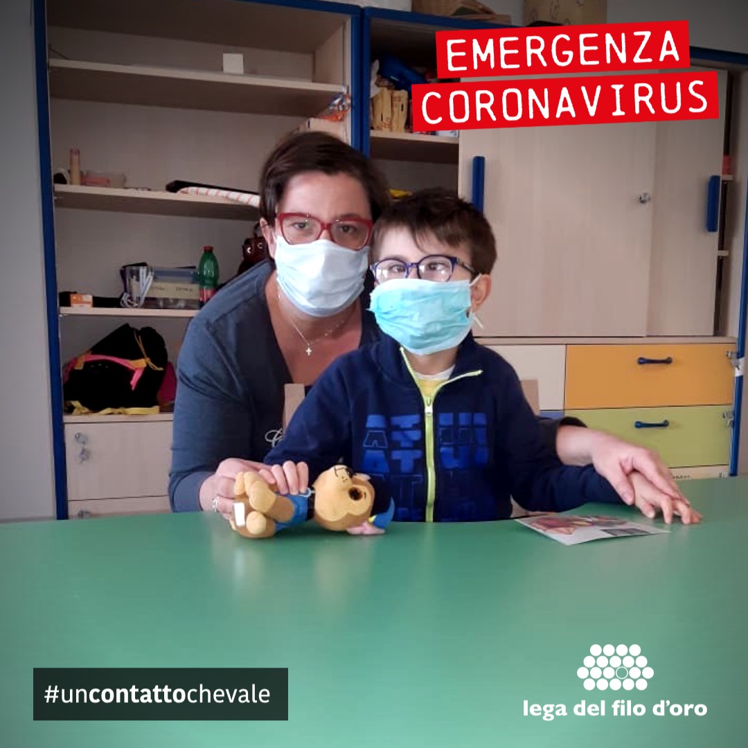 Biagio Luigi, un piccolo utente fa attività di riabilitaizone con la sua educatrice. Foto per Campagna Coronavirus
