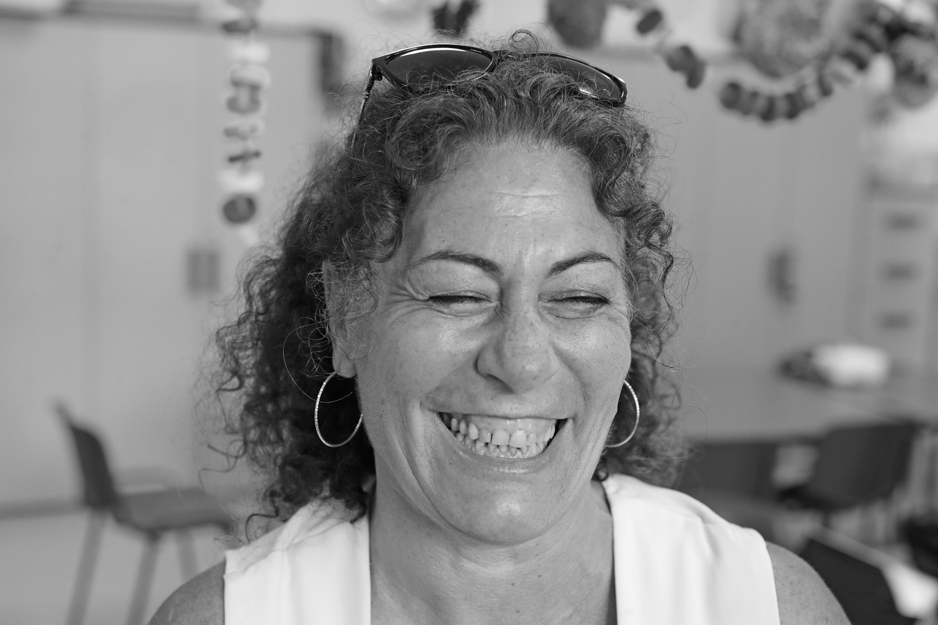 Foto in bianco e nero di Matilde in primo piano, sorridente.