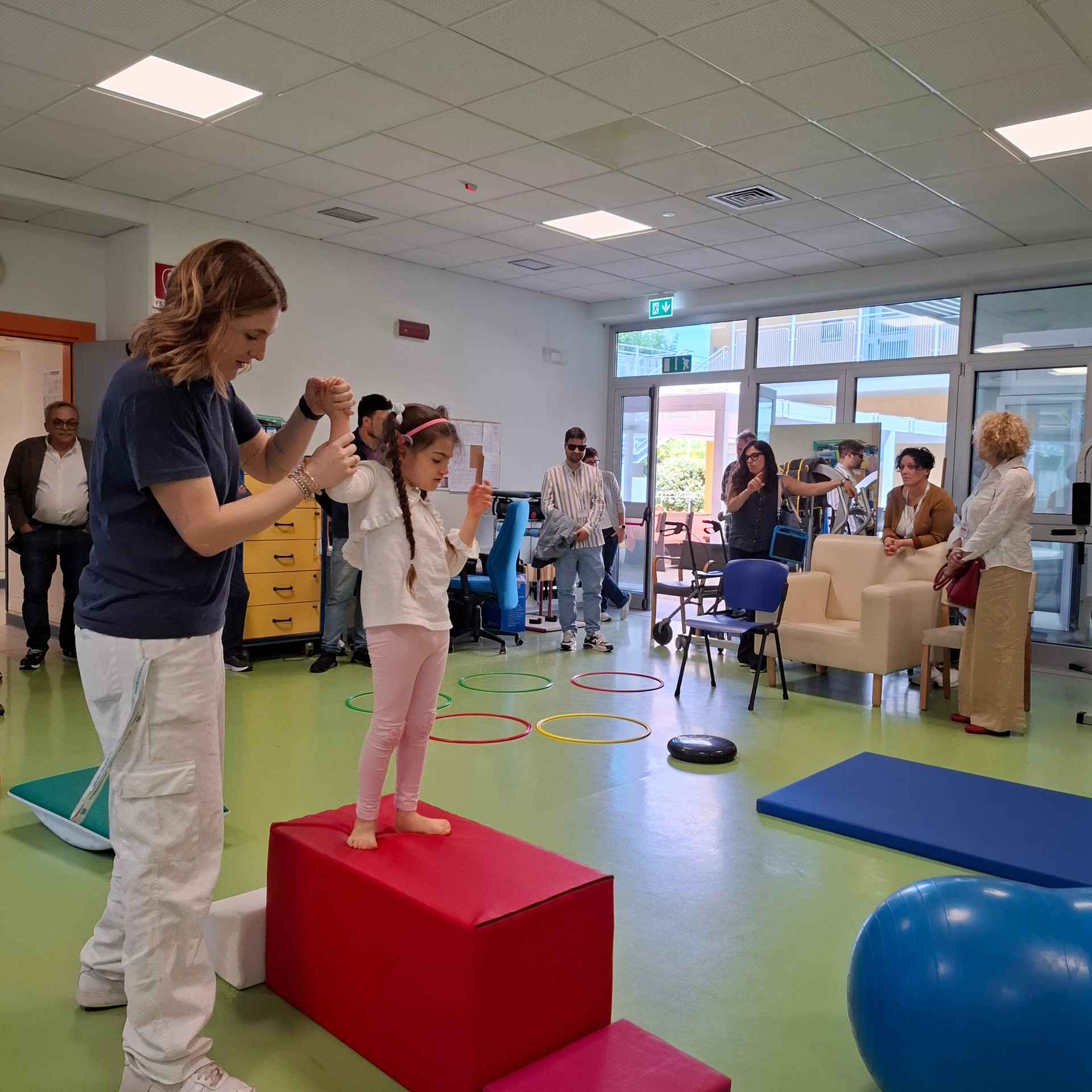 Modena - Sostenitori osservano la piccola Letizia al lavoro con la sua fisioterapista nella Palestra del Centro