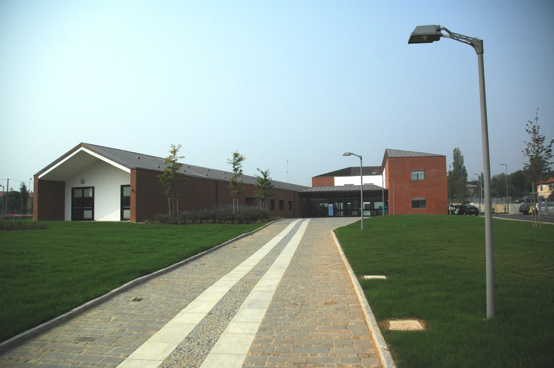 Centro di Lesmo: foto della palazzina d'ingresso dove si trovano uffici, cucina didattica, laboratori ed aule per attività educativo-riabilitative