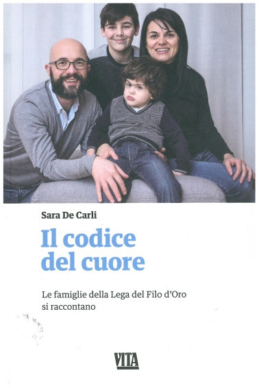 Copertina del libro "Il codice del cuore: le famiglie della Lega del Filo d'Oro si raccontano" di Sara de Carli, con Agostino, un giovane utente della Lega del Filo d'Oro, insieme alla sua famiglia.