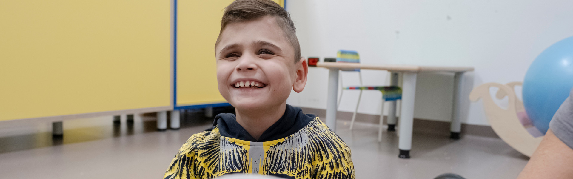 Matteo mentre gioca con la mamma sorride