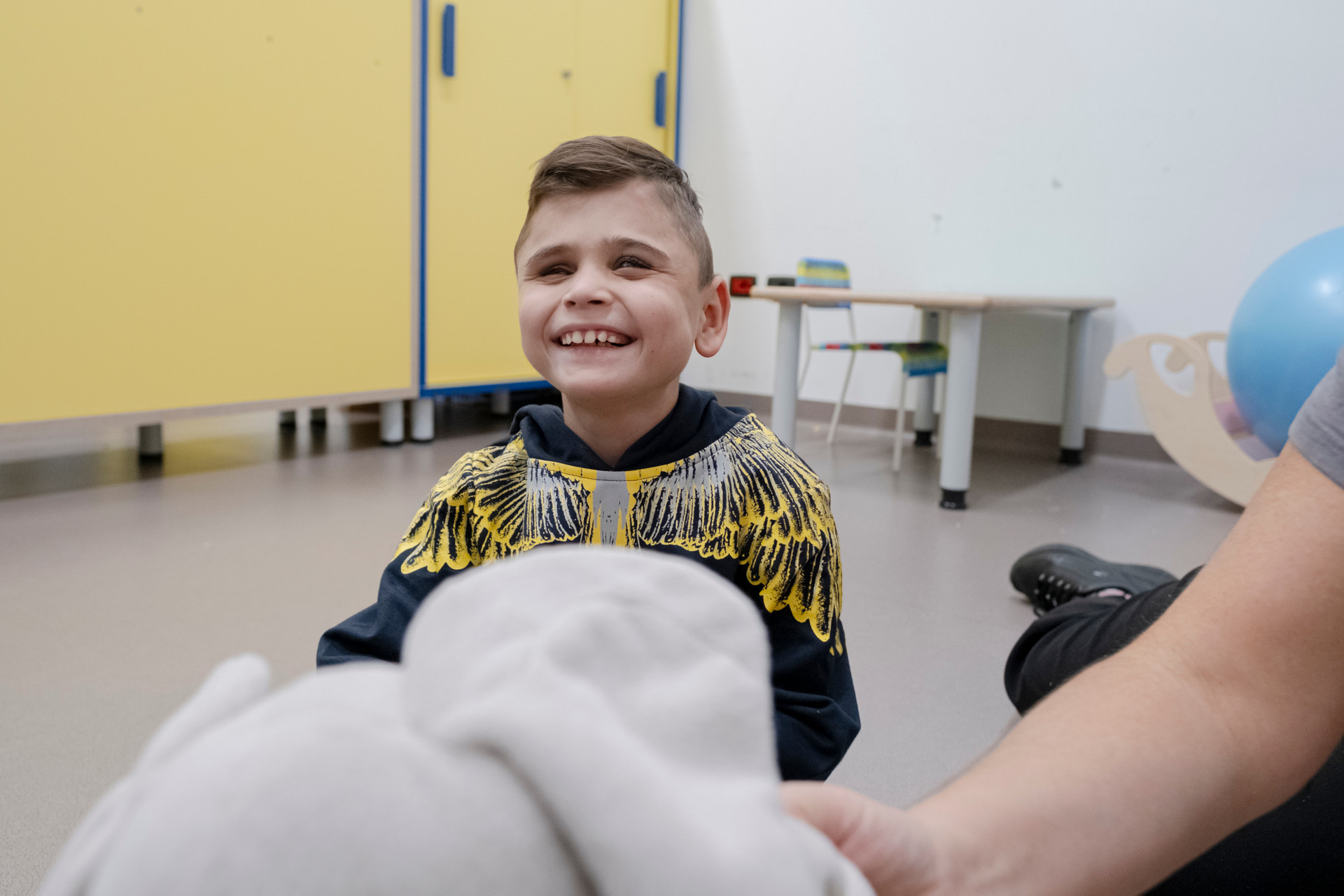 Matteo mentre gioca con la mamma sorride