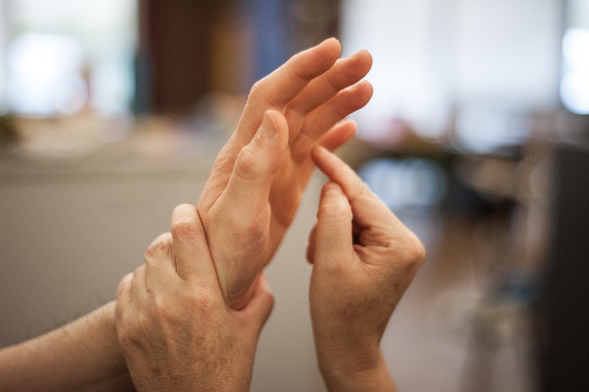 Le mani di due persone che comunicano con il metodo Malossi. Una mano è aperta, mentre un'altra persona usa una mano per reggerla e l'altra per toccarla e comunicare. 