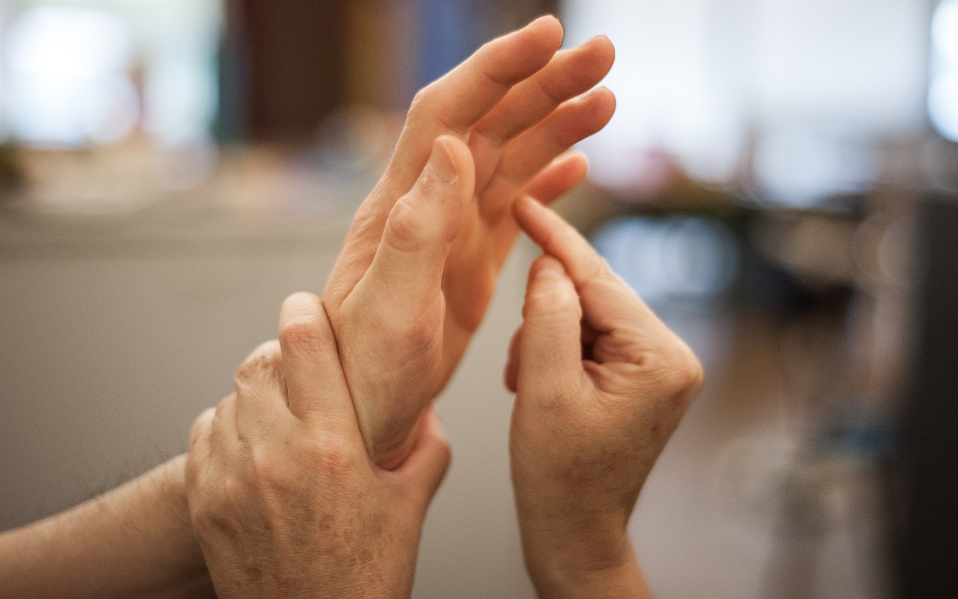 Le mani di due persone che comunicano con il metodo Malossi.