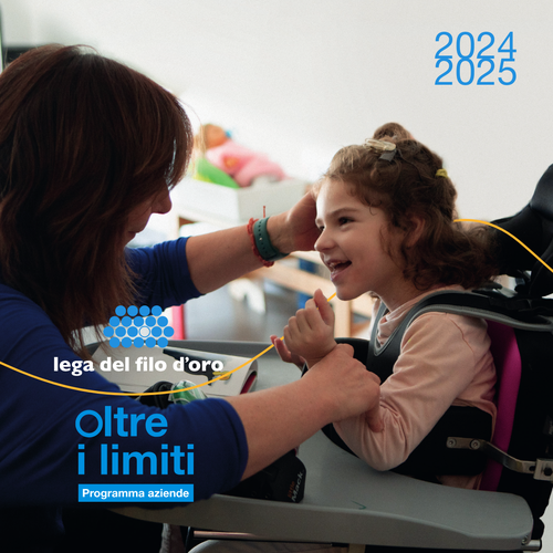 Foto di Melissa, bambina utente della Lega del Filo d'Oro, che sorride alla educatrice che le sta di fronte. Sono presenti il logo della Lega del Filo d'Oro e quello del programma "Aziende Oltre i Limiti" 3