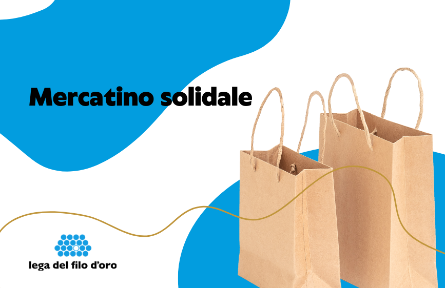 L'immagine promozionale su sfondo blu e bianco annuncia un "Mercatino solidale " della Lega del Filo d'Oro. Sono visibili due sacchetti di carta marrone, simbolo dello shopping.