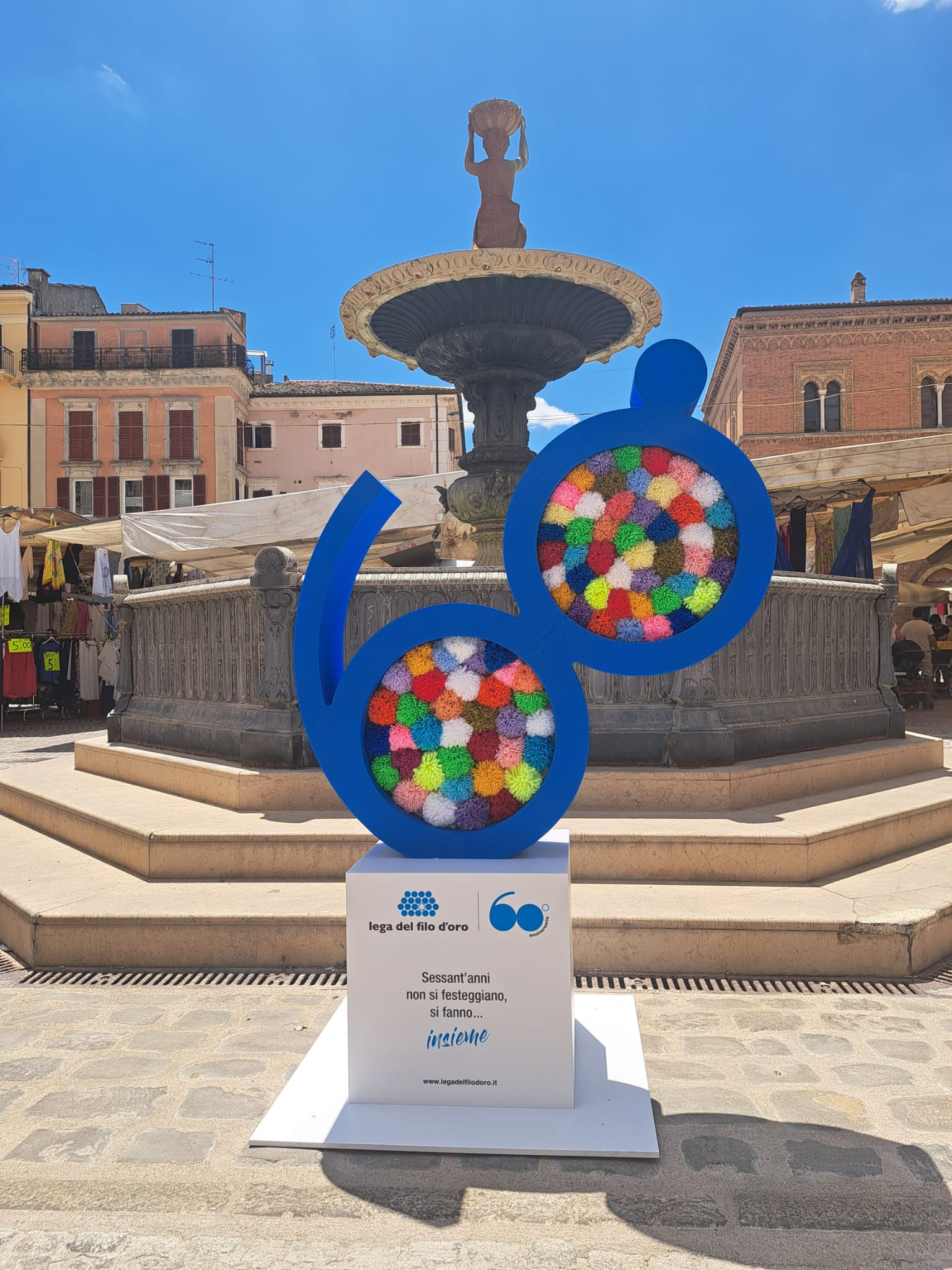 La Lega del Filo d’Oro ha aderito e promosso lo Yarn Bombing: totem a forma di 60 con pon pon colorati nella Piazza di Osimo