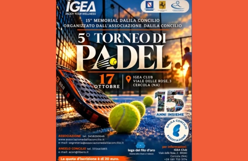 Immagine che ritrae campo da padel con palline a terra, racchetta e giocatore sullo sfondo