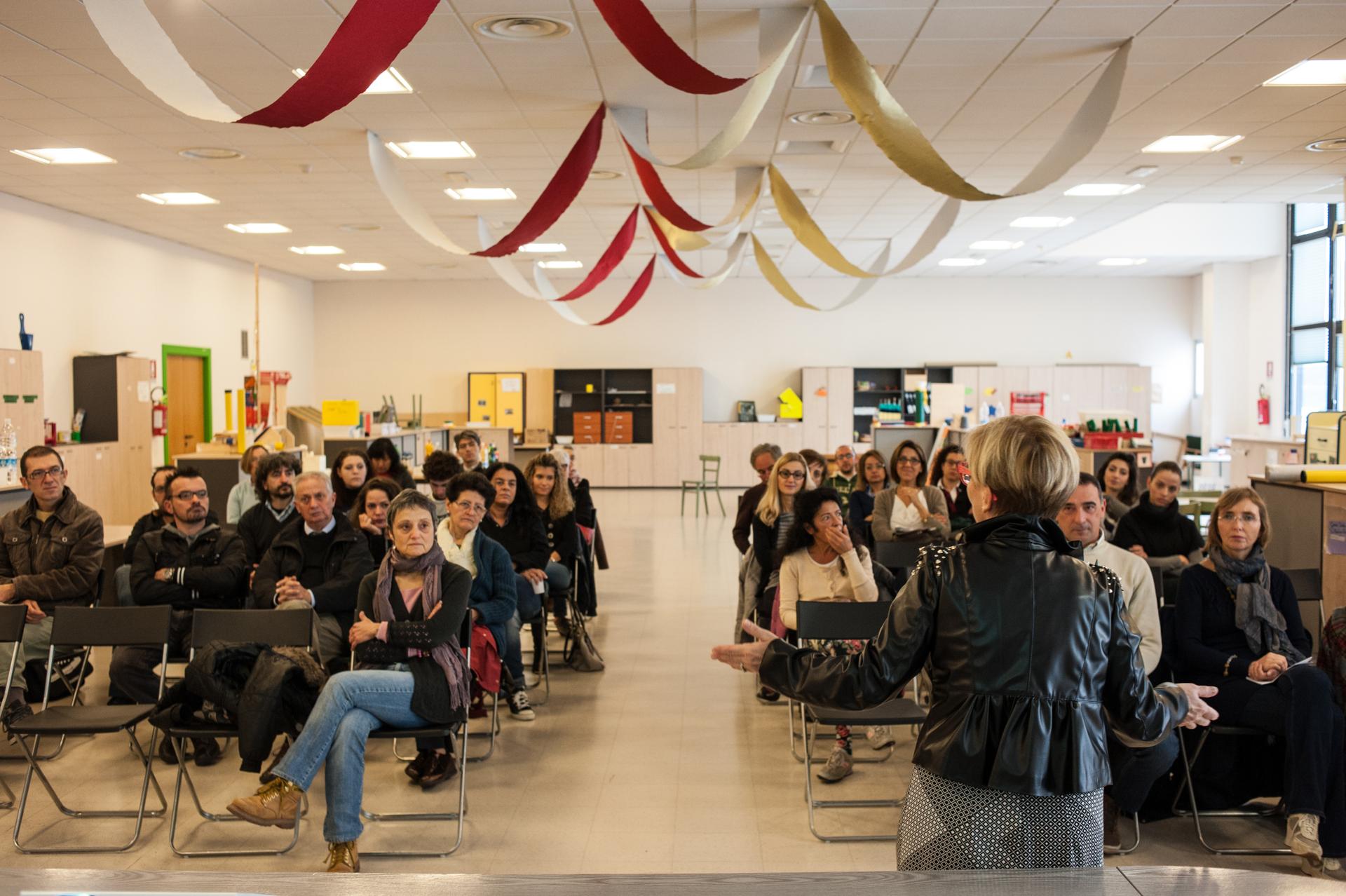 Corsi di formazione: aspiranti volontari seduti in una grande aula ascoltano le parole della Dott.ssa Ceccarani