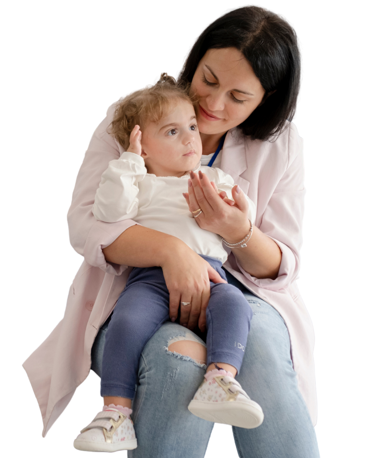 La piccola Benedetta, in braccio a sua mamma Agostina, in un bellissimo abbraccio d'amore sedute nel divanetto dell'ingresso del Centro Nazionale a Osimo