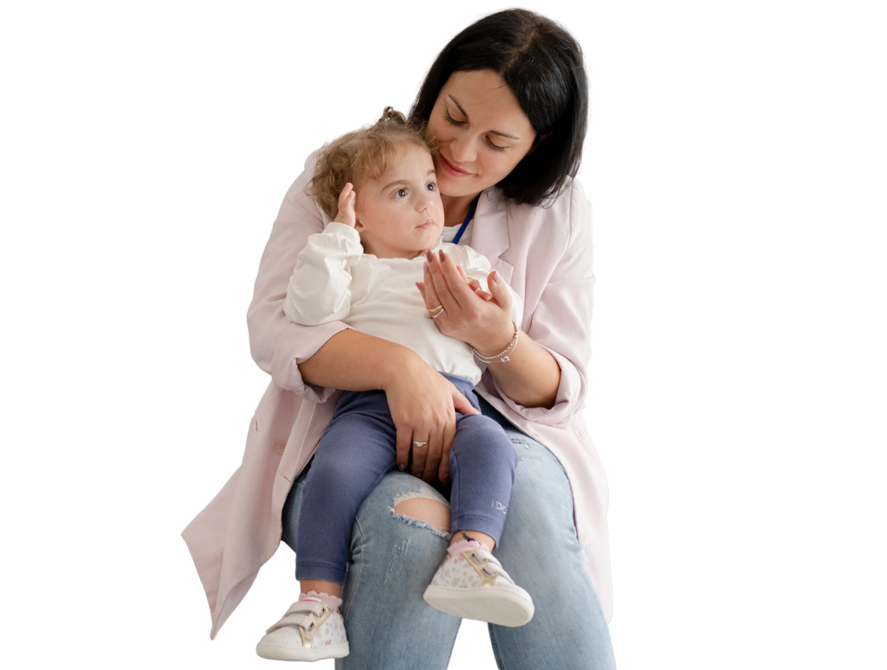 La piccola Benedetta, in braccio a sua mamma Agostina, in un bellissimo abbraccio d'amore sedute nel divanetto dell'ingresso del Centro Nazionale a Osimo