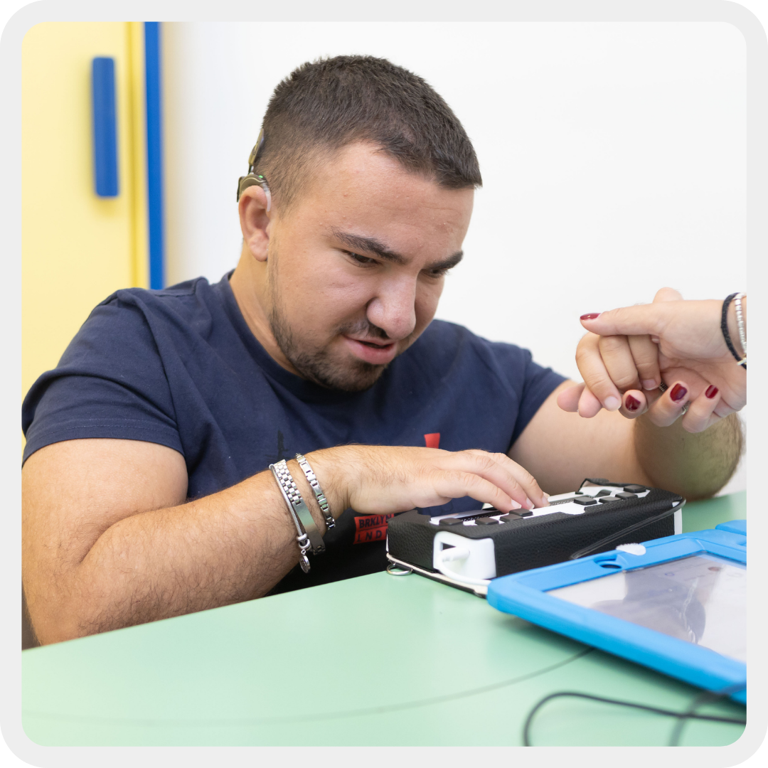 Utente della Lega del Filo d'Oro impara a usare la barra braille