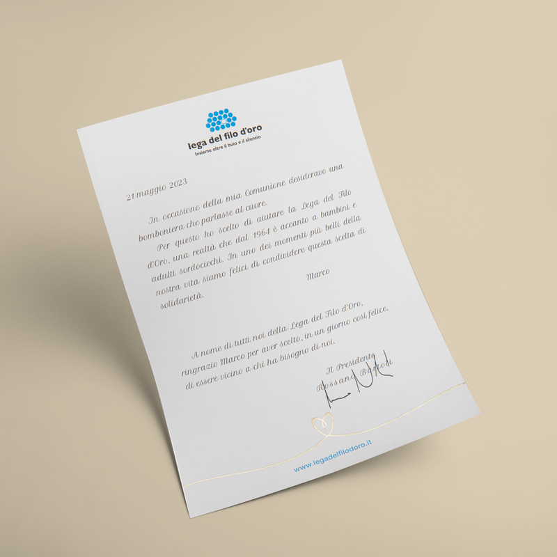 Still life su sfondo giallo della lettera personalizzata