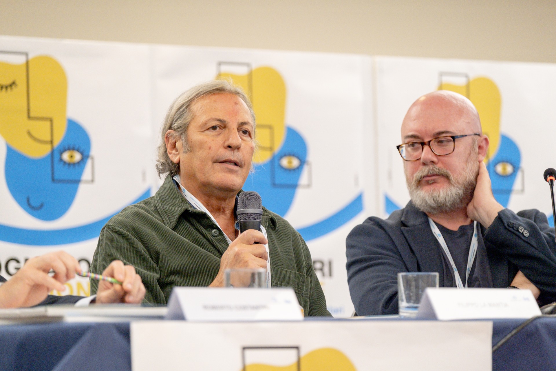 Filippo La Mantia interviene durante una testimonianza al Forum dei Volontari, condividendo esperienze e riflessioni con i partecipanti. Un momento di ascolto e confronto che arricchisce l’evento e valorizza il volontariato.