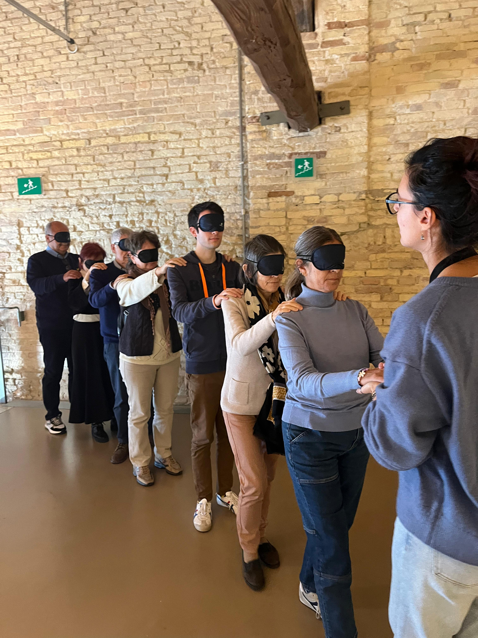 Durante la giornata del Volontariato, i volontari hanno visitato un museo della loro Regione, per un'esperienza sensoriale nel buio, avendo gli occhi coperti da una mascherina nera. Un’esperienza forte che ha permesso realmente di mettersi nei panni di una persona sordocieca e di avvertire appieno le difficoltà che incontra ogni giorno ma al tempo stesso un’occasione che ha consentito ai volontari di capire quanto sia importante il loro operato: sono loro gli occhi, le orecchie e le mani che permettono a chi non vede e non sente di vivere nuove esperienze in un clima di serenità e amicizia.