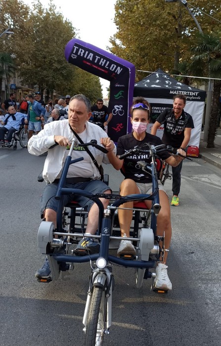 Utenti della Lega del Filo d'Oro partecipano al triathlon a Civitanova Marche
