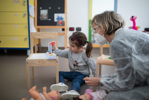 Bambina utente della Lega del Filo d'Oro che gioca con tris