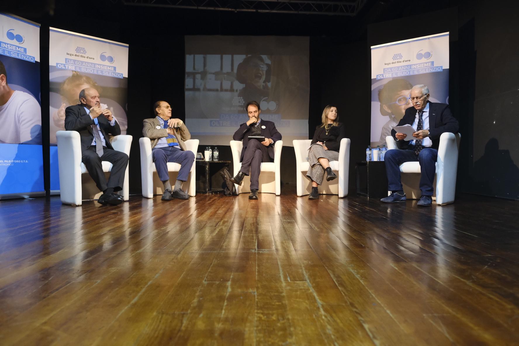 Teatro Abarico, Roma - 19 Novembre 2024 È stato presentata la nuova Campagna della Fondazione "60 anni non si festeggiano, si fanno. Insieme”. A partire da sx il Presidente della Lega del Filo d'Oro, Rossano Bartoli, i testimonial Renzo Arbore e Neri Marcorè, la mamma di Nicola, Paola, e Ambrogio, sostenitore regolare da molti anni