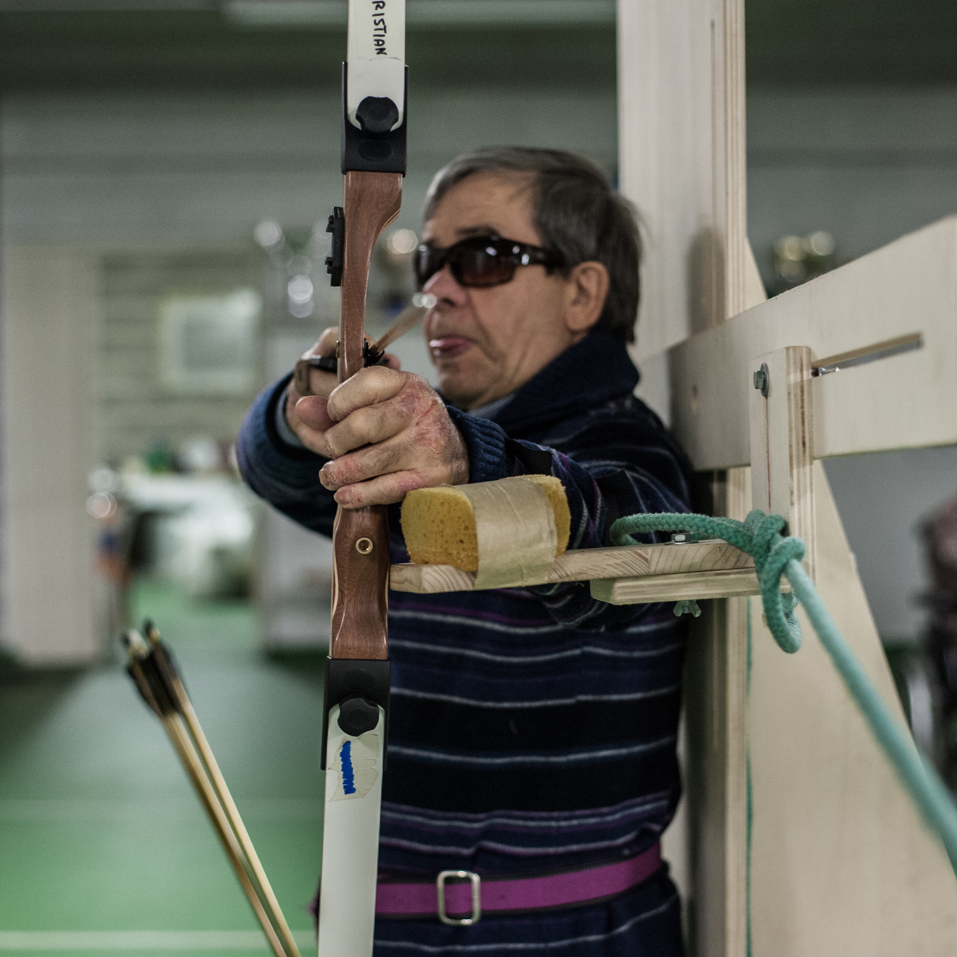 Santo, utente della Lega del Filo d’Oro, pratica con passione il tiro con l’arco, grazie ai supporti messi a disposizione dalla Fondazione.