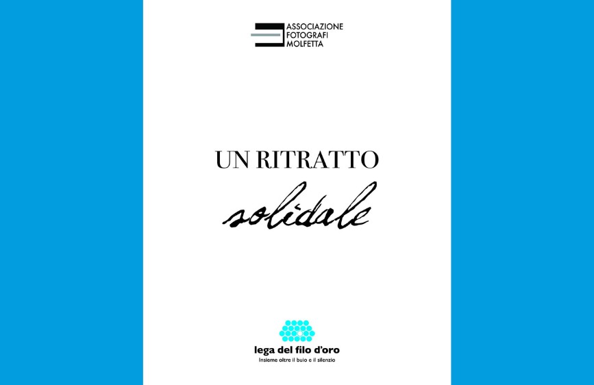L'immagine è un semplice poster su sfondo bianco con bordi blu verticali. In alto al centro, c'è il logo dell'"Associazione Fotografi Molfetta". Al centro del poster, in grande, si legge la scritta "UN RITRATTO solidale", con "solidale" in corsivo. In basso, è presente il logo della "Lega del Filo d'Oro" con lo slogan "Insieme oltre il buio e il silenzio".
