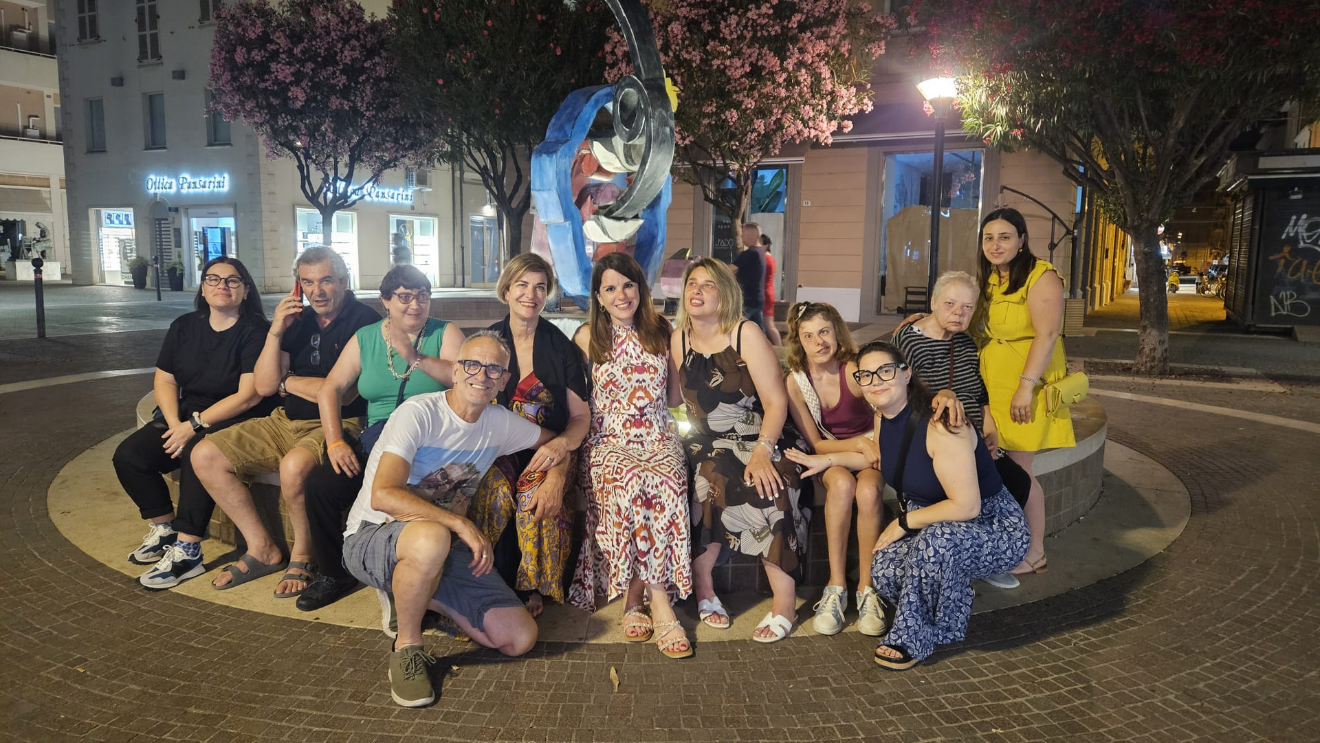 Foto di gruppo tra utenti e volontari durante i soggiorni estivi a San Benedetto del Tronto, un’opportunità per vivere momenti di incontro, socializzazione e conoscenza per le persone sordocieche e pluriminorate psicosensoriali. 