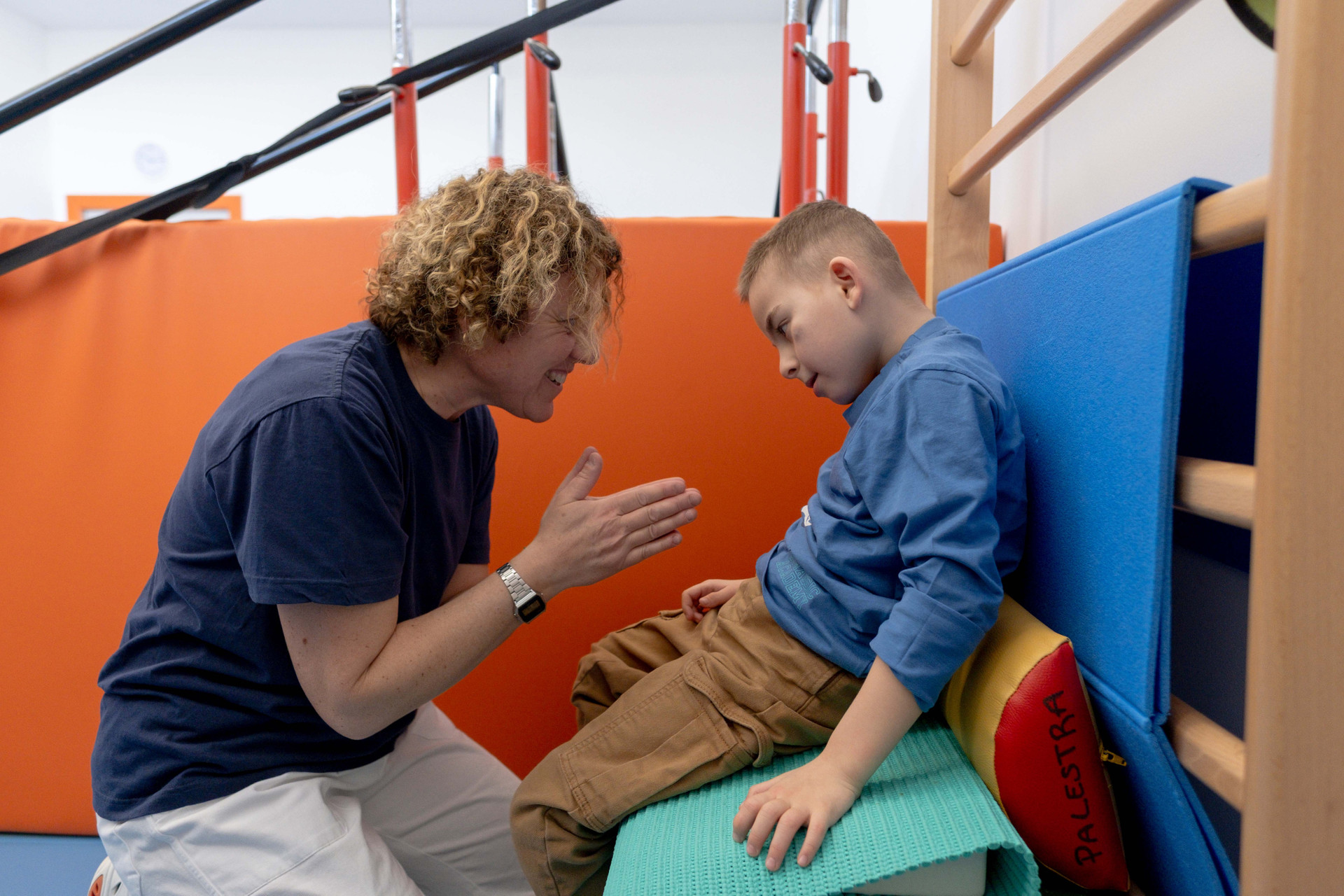 La fisioterapista Raffaella ed Edoardo sono ritratti insieme durante una sessione di fisioterapia all'interna di una delle palestre presso il Centro Nazionale della Fondazione Lega del Filo d'Oro di Osimo. 