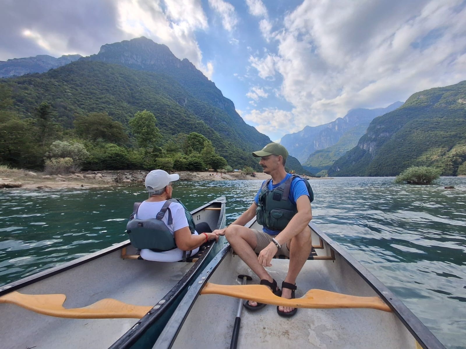 Un utente è in canoa sul lago Mis